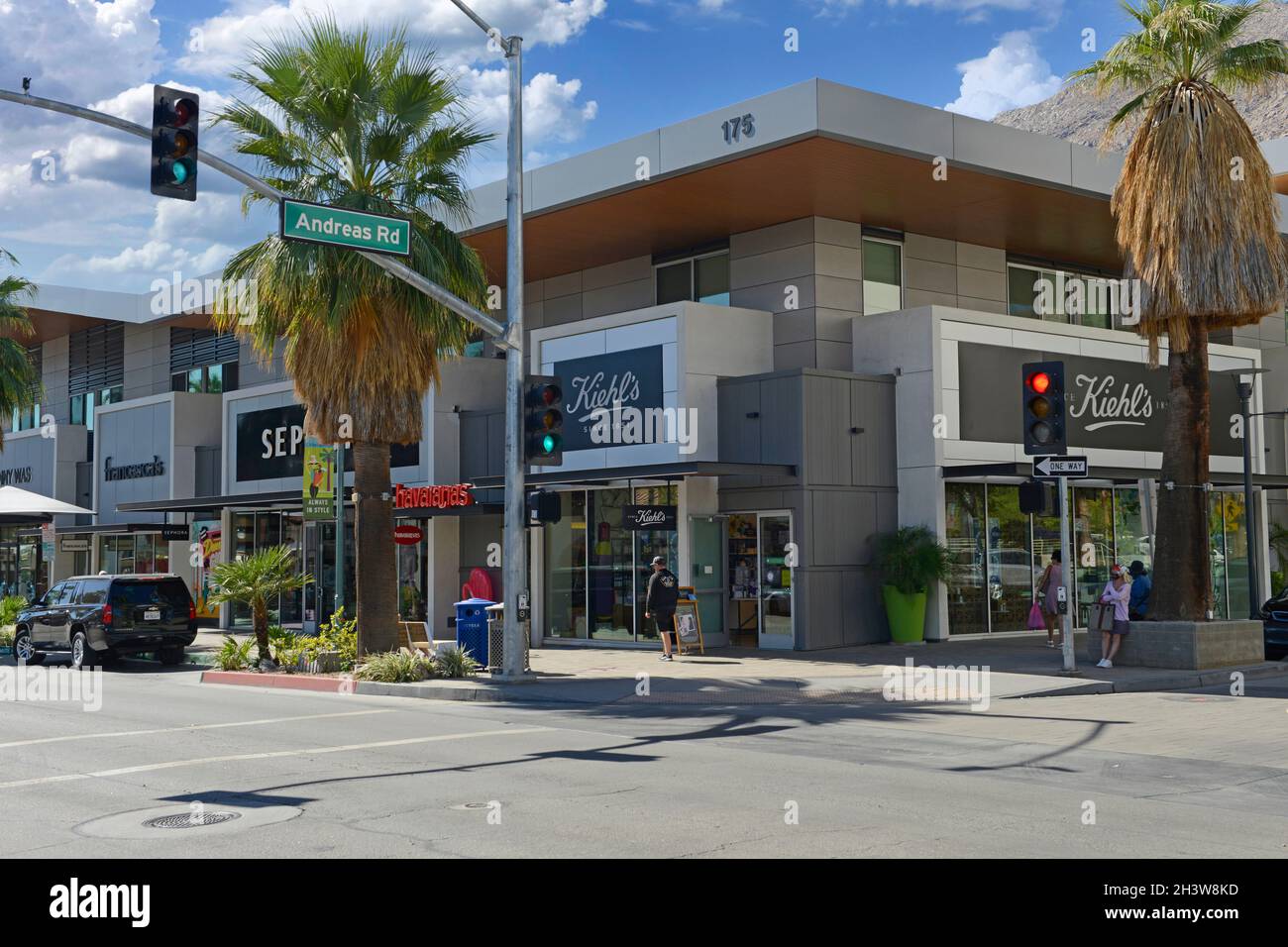 Buisinesses all'intersezione di N Palm Canyon Dr e Andreas Rd a Palm Springs CA Foto Stock