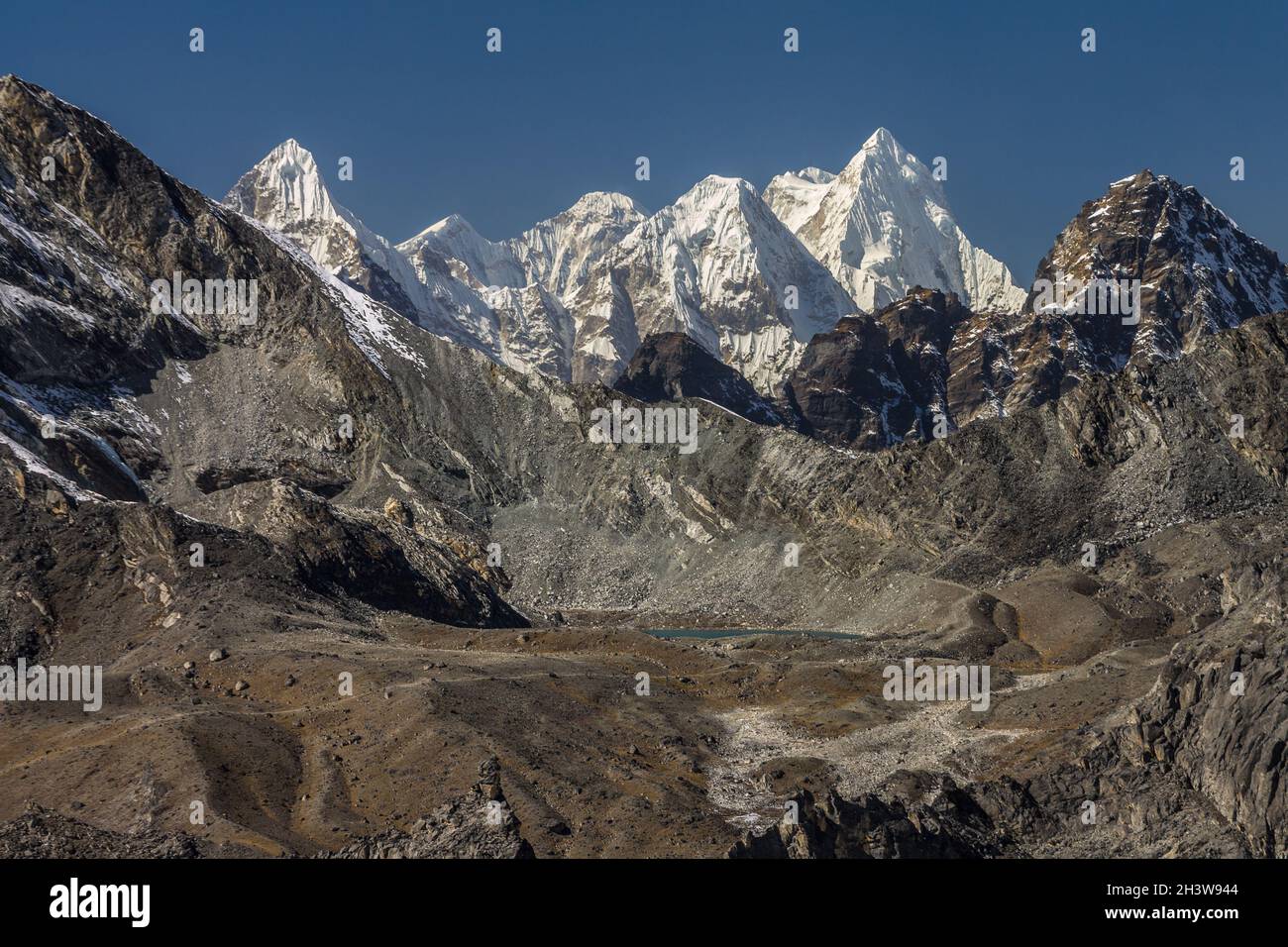 Una vista a lunga distanza da Chukhung Ri: Peaks of Rolwaling Himal Foto Stock