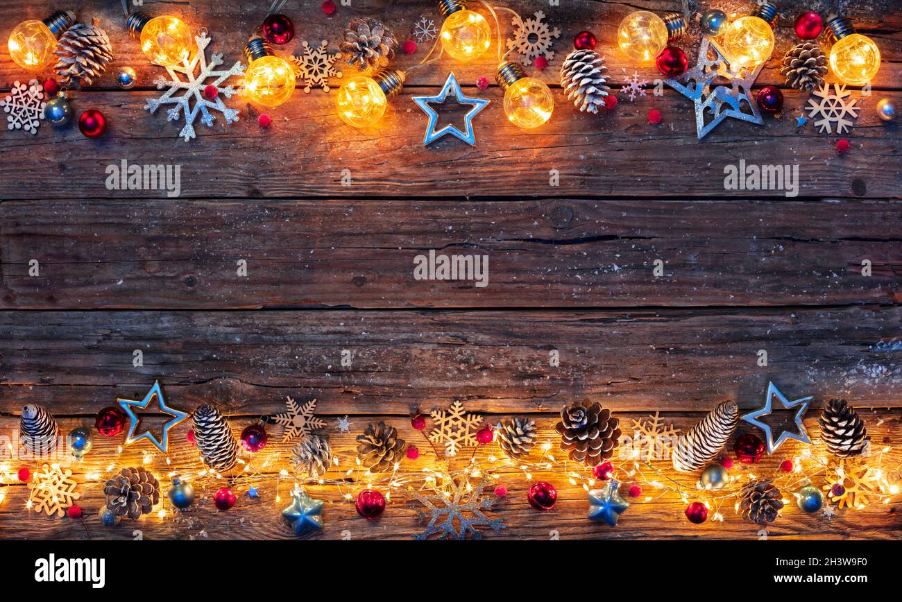 Luci di Natale su tavola di legno - decorazioni illuminate con luci a corda Foto Stock