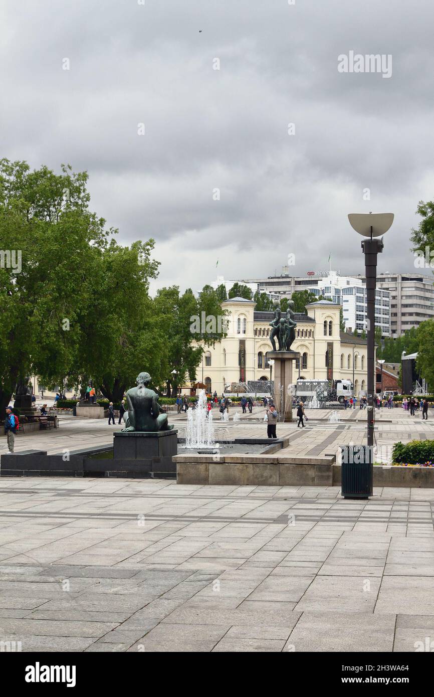 Oslo, Norvegia - 15 giugno 2012: Statue e fontane sulla piazza del municipio (Radhusplassen) Foto Stock