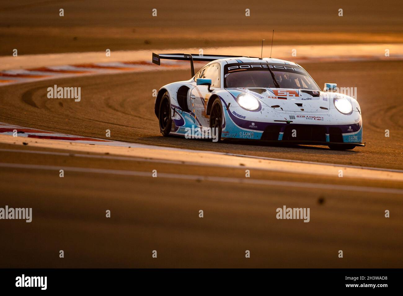 56 Perfetti Egidio (NOR), Cairoli Matteo (ita), Pera Riccardo (ita), Team Project 1, Porsche 911 RSR - 19, azione durante la 6 ore del Bahrain, 5° round del FIA World Endurance Championship 2021, FIA WEC, sul circuito Internazionale del Bahrain, dal 28 al 30 ottobre 2021 a Sakhir, Bahrain - Foto: Joao Filipe/DPPI/LiveMedia Foto Stock