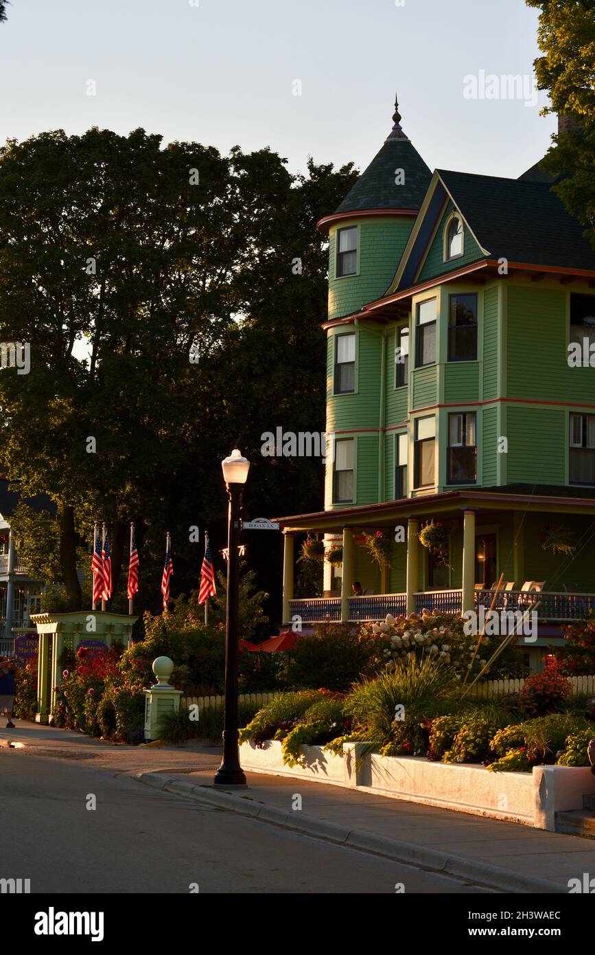 Il 1867 Inn on Mackinac bed and breakfast con ampio portico anteriore e giardino di fiori di fronte a B & B, Mackinac Island, Michigan, Stati Uniti d'America Foto Stock