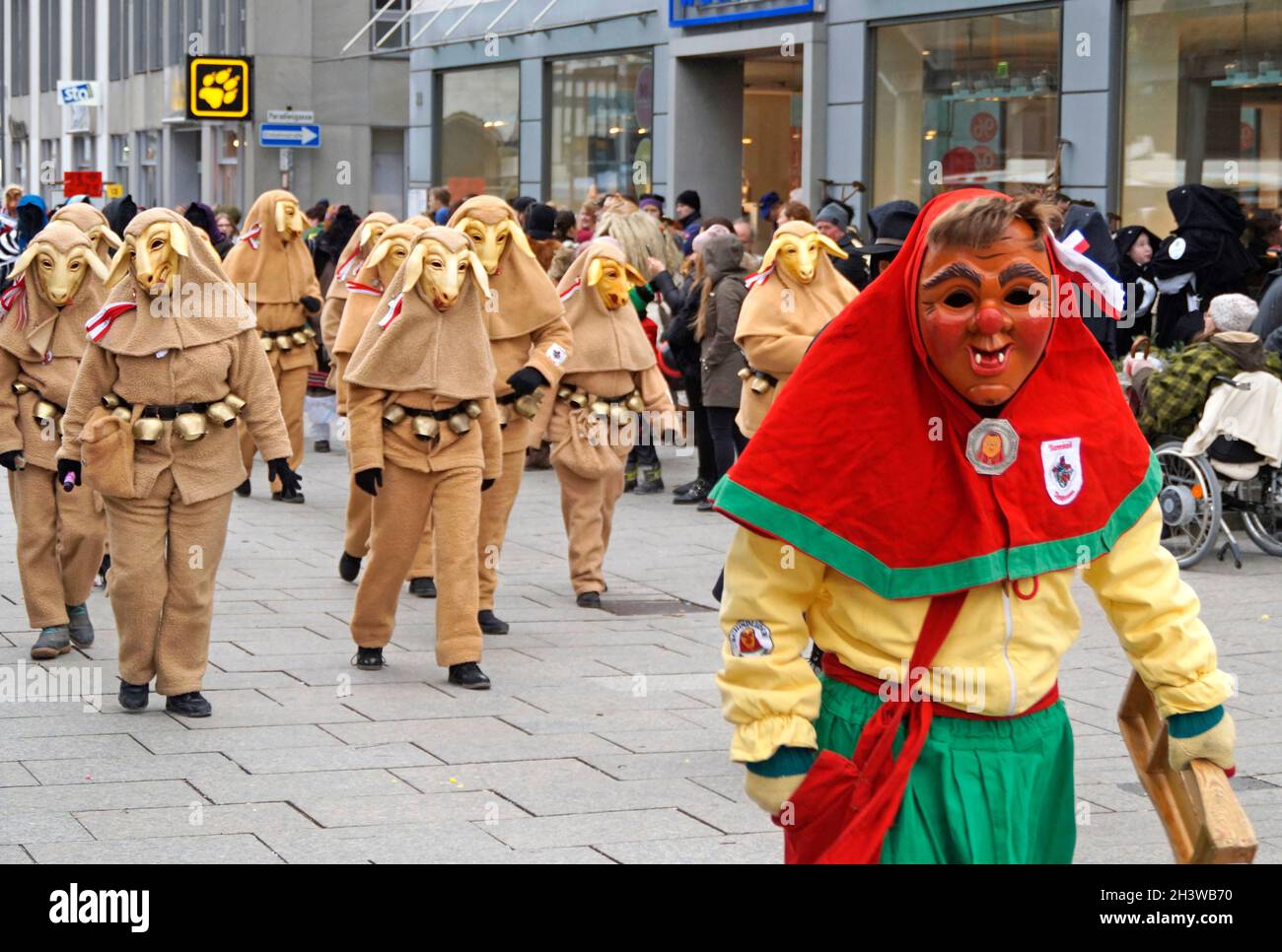 Persone vestite in abiti divertenti e maschere che celebrano il  tradizionale carnevale tedesco Shrovetide chiamato Fasching o Narrensprung  a Ulm, Germania Foto stock - Alamy
