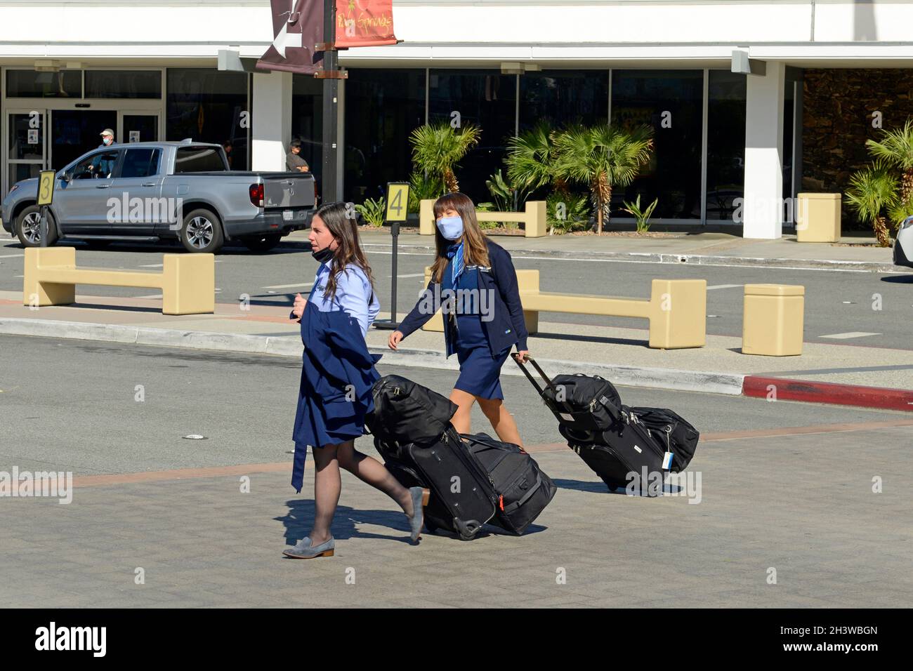 L'equipaggio femminile di Southwest Airlines esce dall'aeroporto internazionale di Palm Springs, dopo un volo. Foto Stock