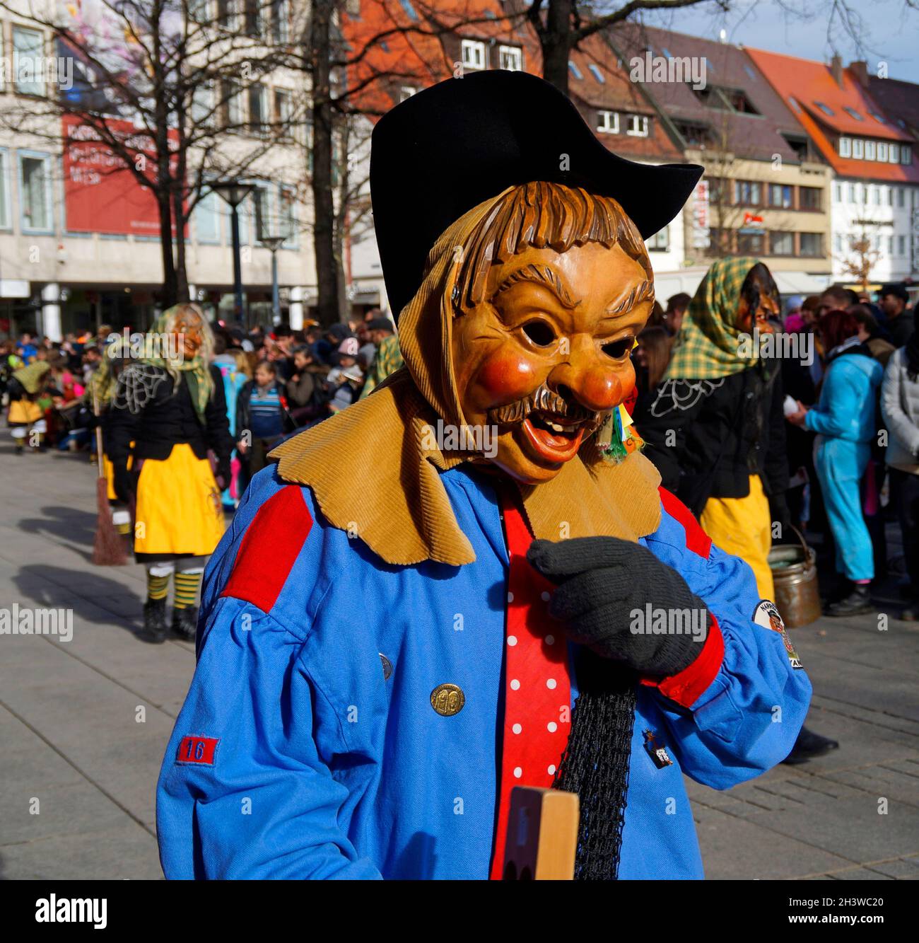 Persone vestite in abiti divertenti e maschere che celebrano il  tradizionale carnevale tedesco Shrovetide chiamato Fasching o Narrensprung  a Ulm, Germania Foto stock - Alamy