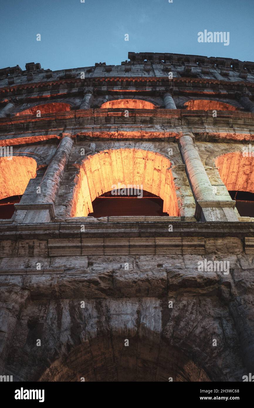 ITALIA, Roma 2021: Il Colosseo, il Colosseo o il Colosseo, l'Anfiteatro Flaviano, il più grande simbolo mai costruito dell'antica città ROM dell'Impero Romano. Il Colosseo è stato utilizzato per concorsi gladiatori e spettacoli pubblici, tra cui la caccia agli animali, le esecuzioni, la rievocazione di famose battaglie, e drammi basati sulla mitologia romana, e battaglie marine. Foto Stock