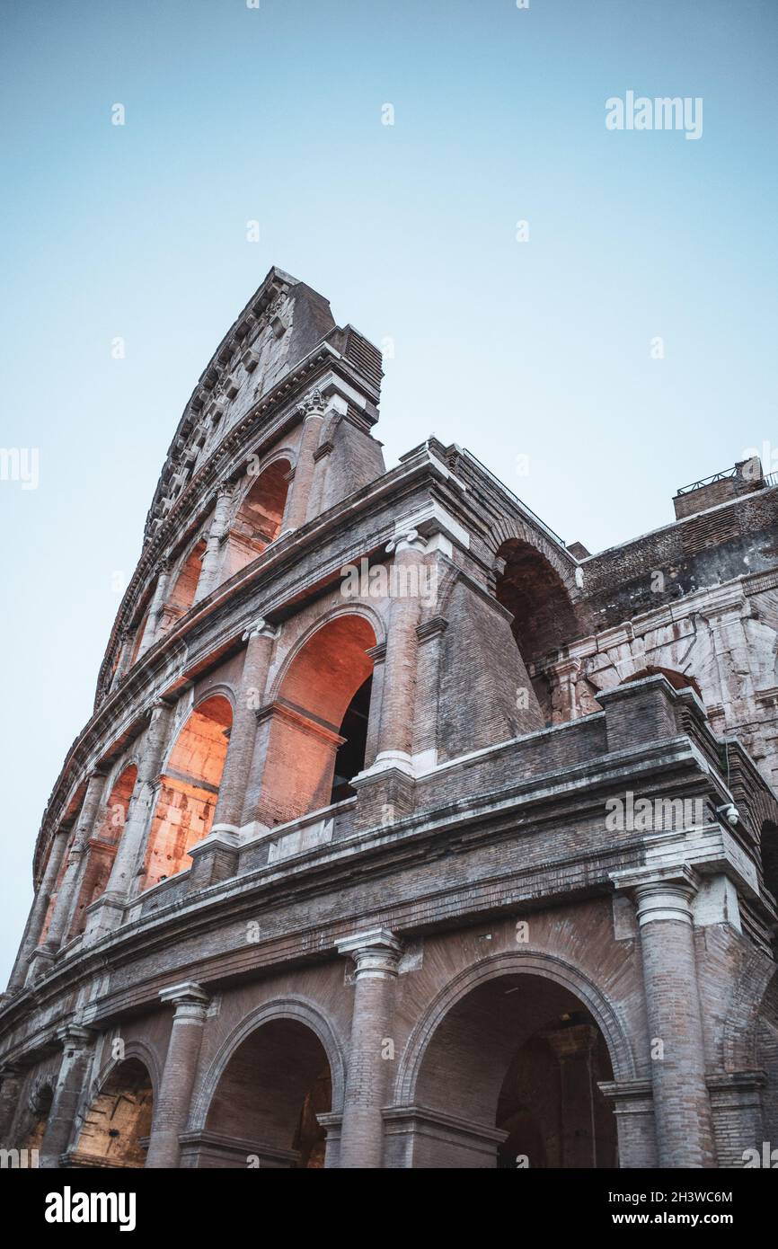 ITALIA, Roma 2021: Il Colosseo, il Colosseo o il Colosseo, l'Anfiteatro Flaviano, il più grande simbolo mai costruito dell'antica città ROM dell'Impero Romano. Il Colosseo è stato utilizzato per concorsi gladiatori e spettacoli pubblici, tra cui la caccia agli animali, le esecuzioni, la rievocazione di famose battaglie, e drammi basati sulla mitologia romana, e battaglie marine. Foto Stock