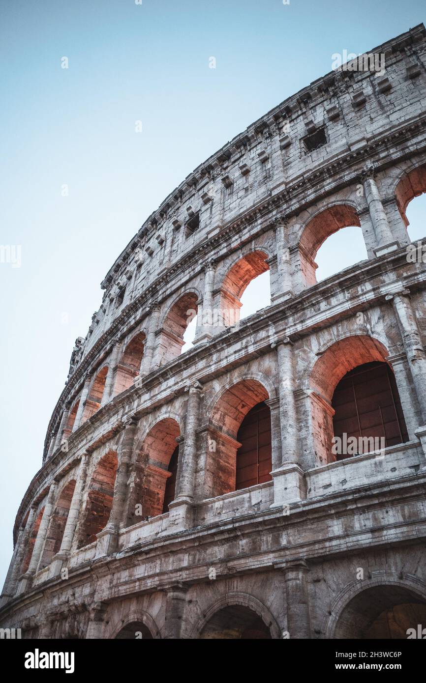 ITALIA, Roma 2021: Il Colosseo, il Colosseo o il Colosseo, l'Anfiteatro Flaviano, il più grande simbolo mai costruito dell'antica città ROM dell'Impero Romano. Il Colosseo è stato utilizzato per concorsi gladiatori e spettacoli pubblici, tra cui la caccia agli animali, le esecuzioni, la rievocazione di famose battaglie, e drammi basati sulla mitologia romana, e battaglie marine. Foto Stock