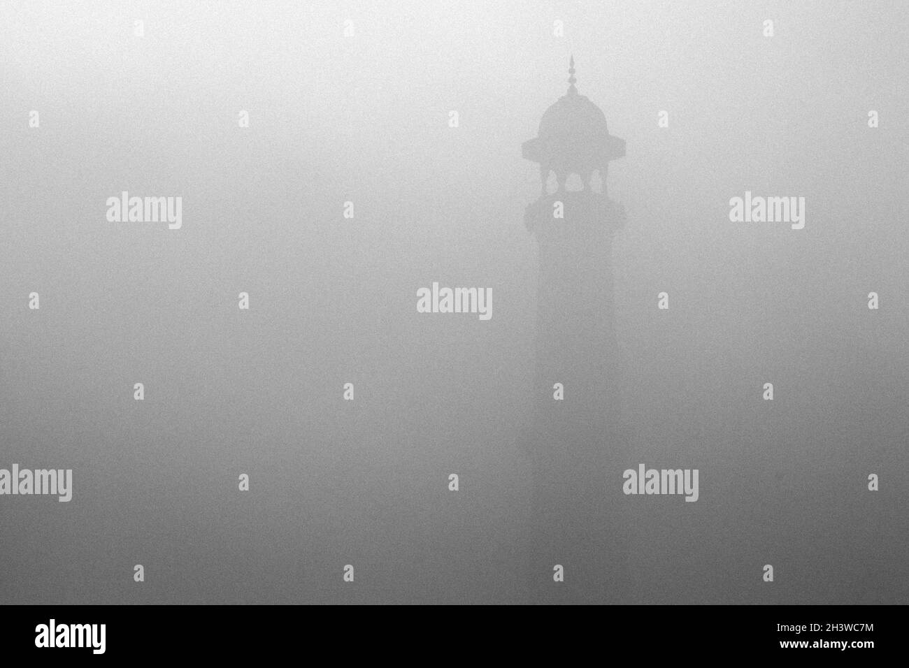 Il minareto di Taj Mahal in una mattinata d'inverno nebbiosa Foto Stock