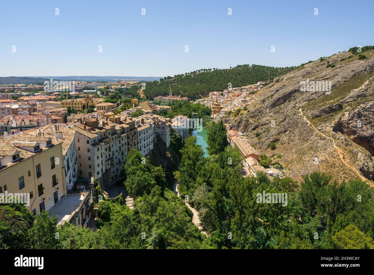 Il fiume Jucar circonda la città vecchia di Cuenca, Castilla-la Mancha, Spagna formando una gola con lussureggianti boschetti Foto Stock