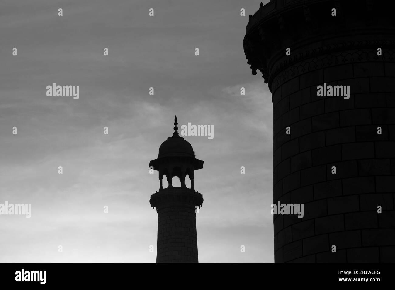 Il minareto di Taj Mahalâ è retroilluminato dal sole della mattina presto Foto Stock
