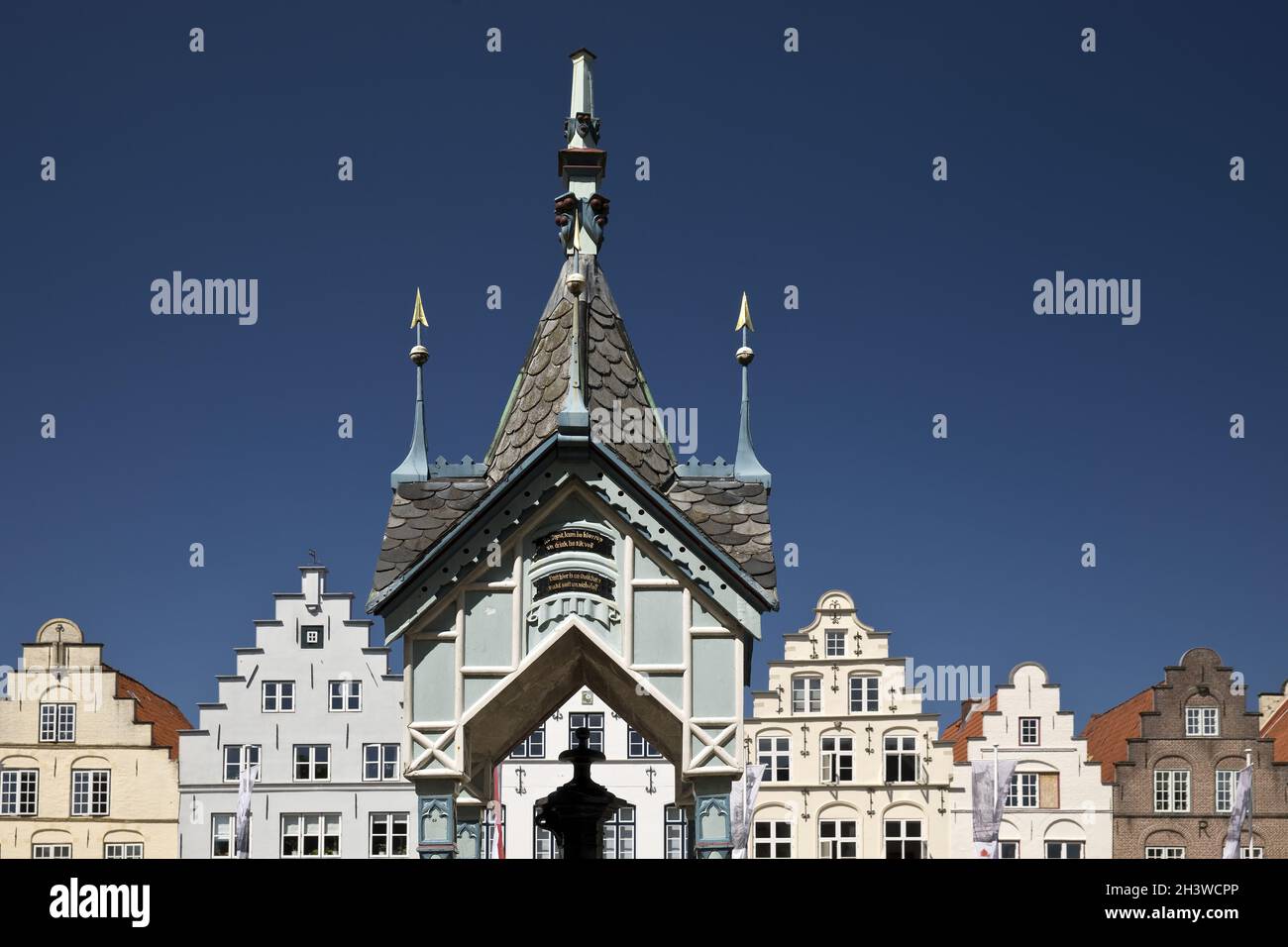 Fontana casa sulla piazza del mercato di fronte alle case a tetto, Friedrichstadt, Germania, Europa Foto Stock