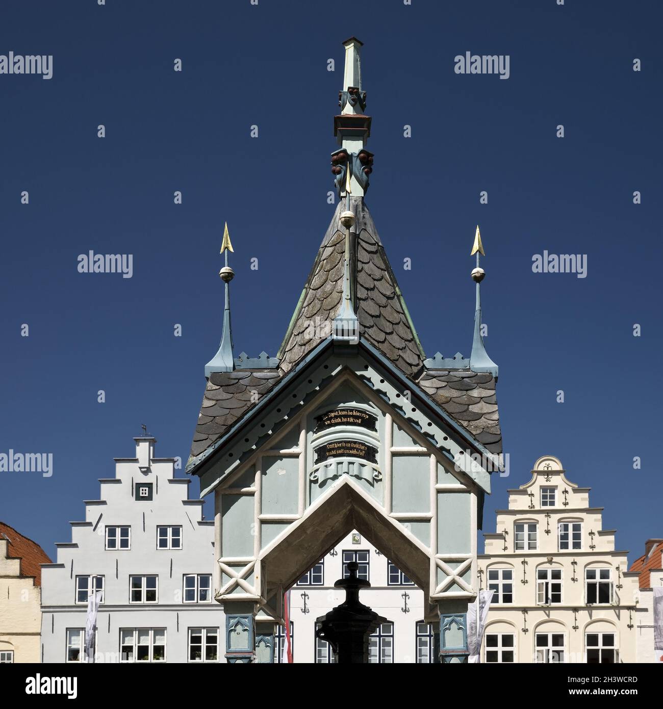 Fontana casa sulla piazza del mercato di fronte alle case a tetto, Friedrichstadt, Germania, Europa Foto Stock