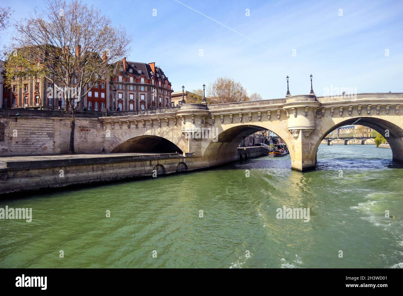 Il più antico ponte permanente ( Pont Neuf ) attraverso il Fiume Senna a Parigi Francia. Aprile 2019 Foto Stock