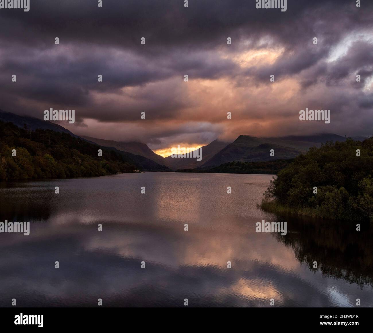 Alba su Llyn Padarn a Llanberis, Snowdonia National Park, Galles Regno Unito Foto Stock