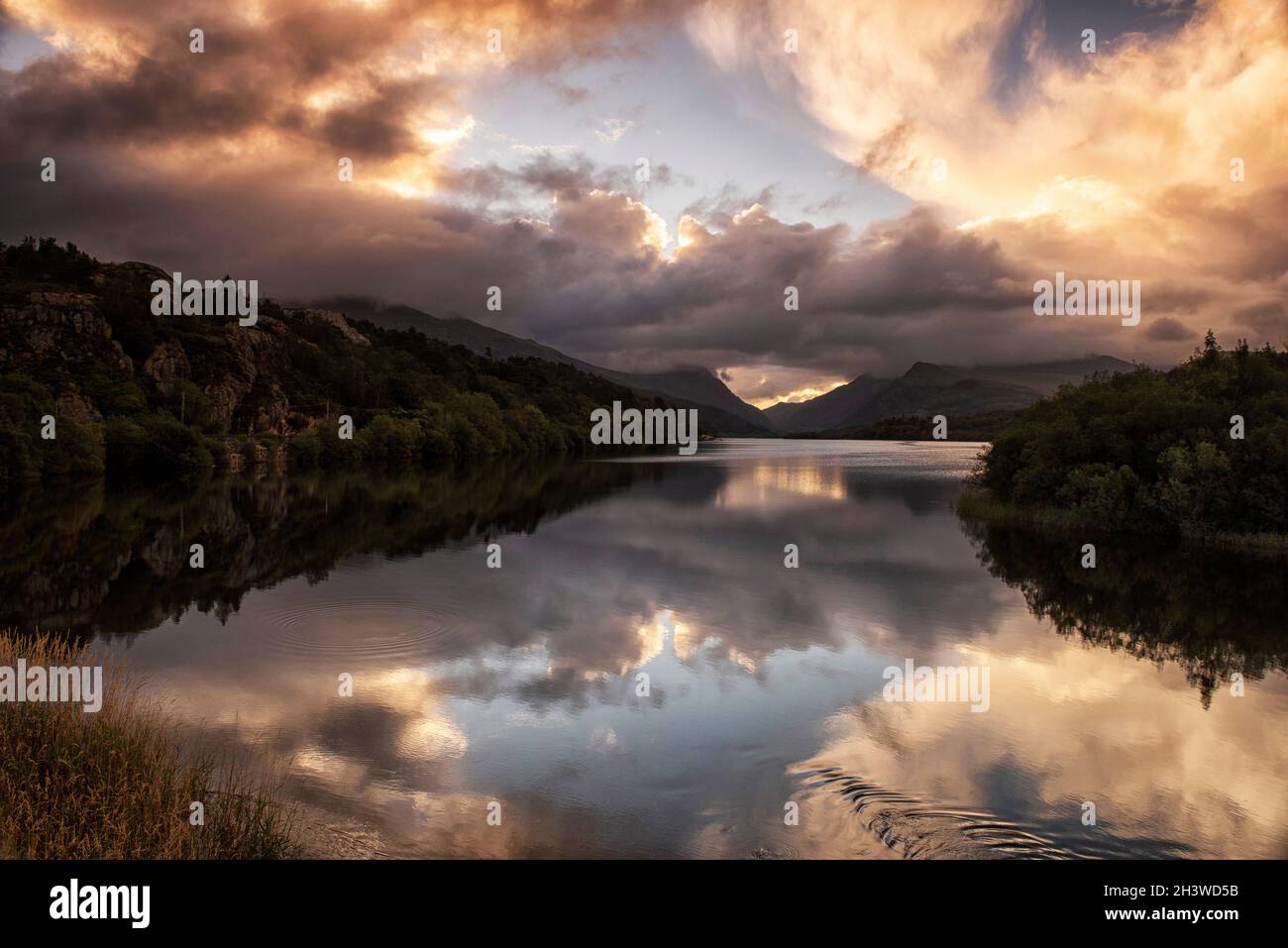 Alba su Llyn Padarn a Llanberis, Snowdonia National Park, Galles Regno Unito Foto Stock