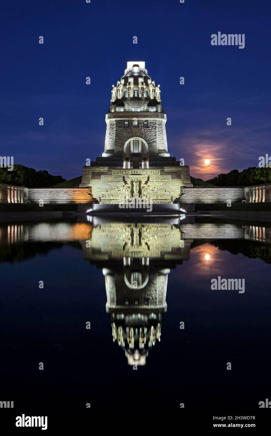 Il VÃ¶lkerschlachtdenkmal illuminato con luna di fragole / luna nuova / luna piena a Lipsia. Foto Stock