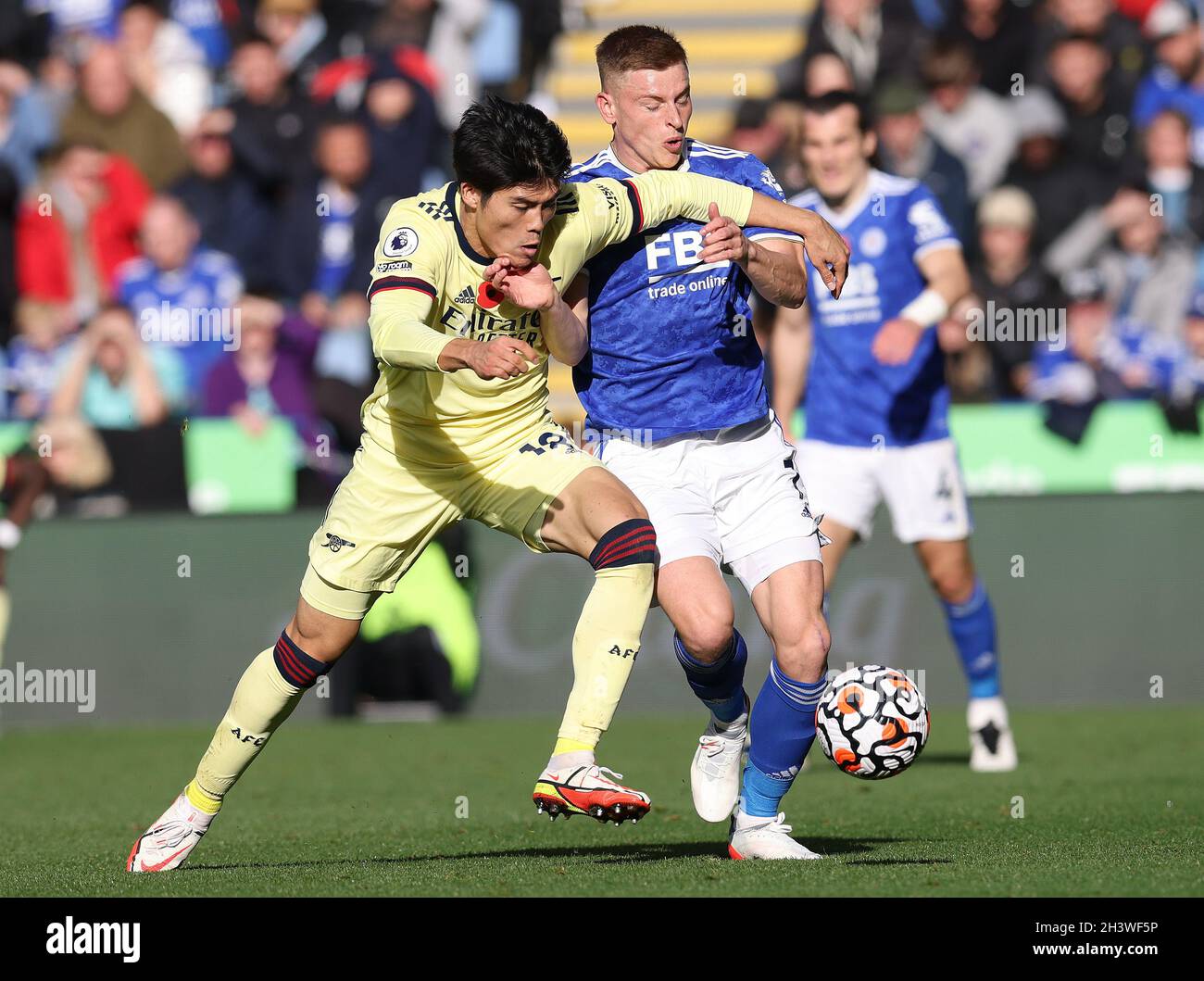 Leicester, Inghilterra, 30 ottobre 2021. Il Takehiro Tomiyasu dell'Arsenal sfida Harvey Barnes di Leicester City durante la partita della Premier League al King Power Stadium di Leicester. Il credito dovrebbe essere: Darren Staples / Sportimage Foto Stock