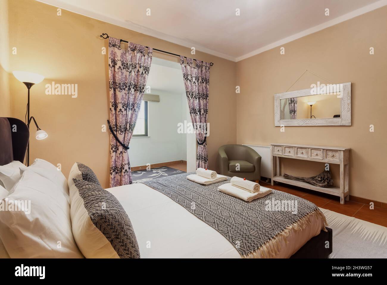 Camera da letto in classico stile mediterraneo tradizionale con letto matrimoniale. Con uno specchio. Foto Stock