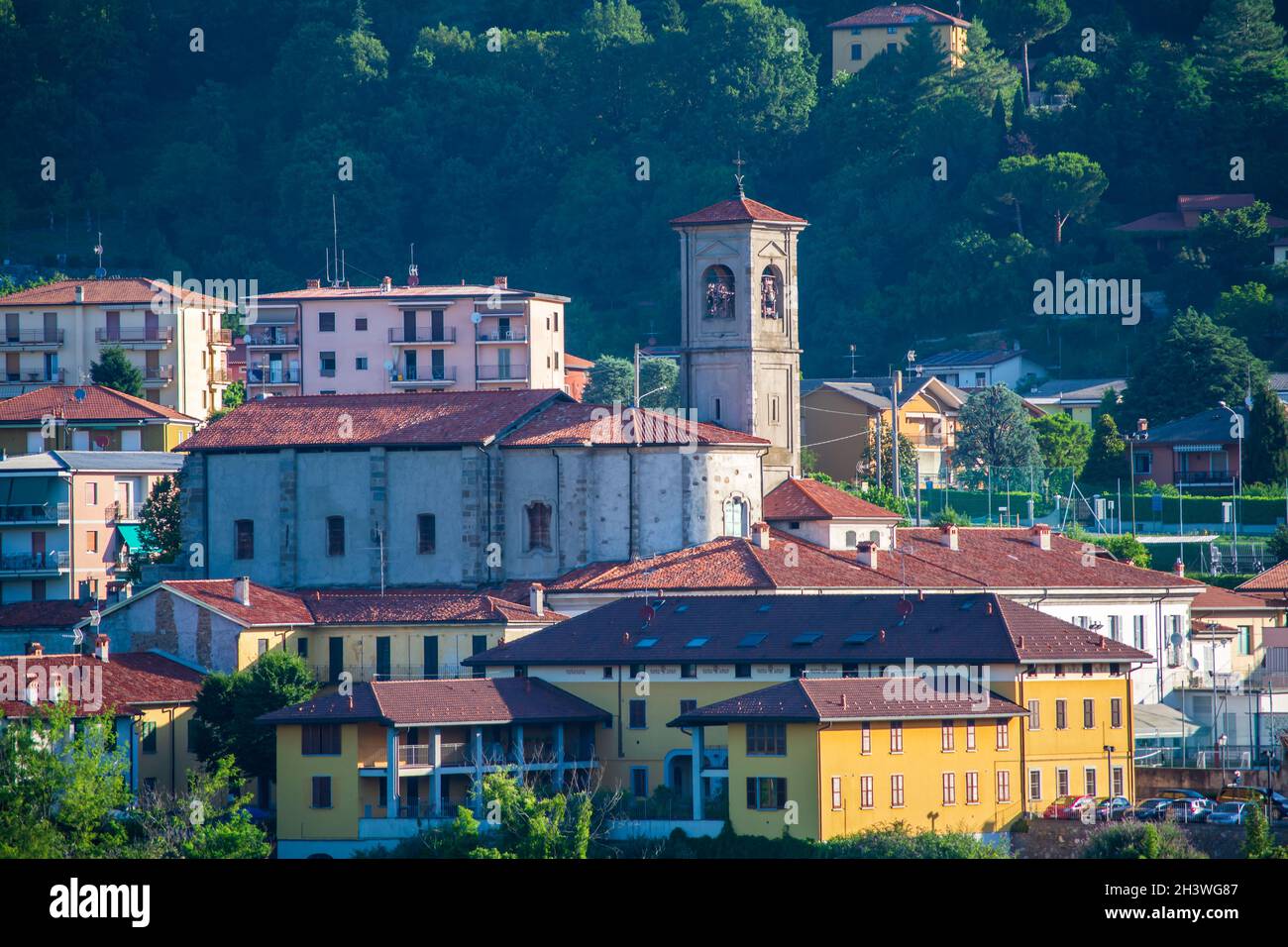 Santa Maria Hoe, Lecco, Lombardia, Italia: Paesaggio della città con la Chiesa di Beata Vergine Addolorata in una giornata di sole Foto Stock