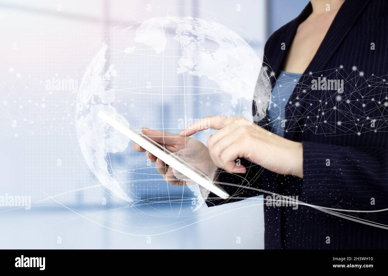 Astratto concetto di connessione alla rete mondiale, internet e connessione globale. Tablet bianco touch a mano con ologramma digitale mondo, terra, mappa, globo segno Foto Stock