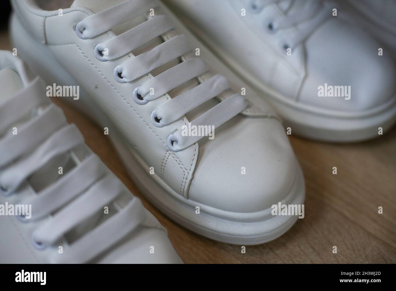 Scarpe bianche. Scarpe cinesi economiche nel negozio. Sneakers donna Foto  stock - Alamy