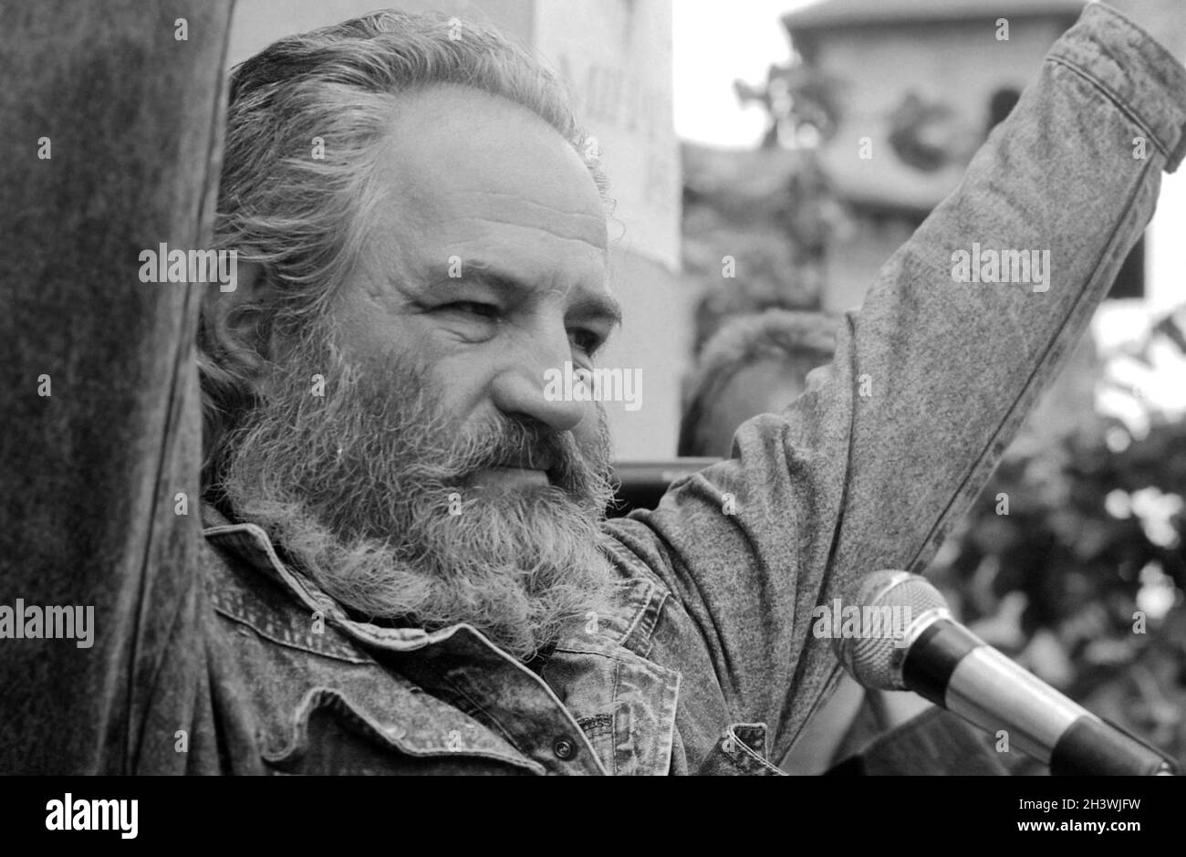Piazza dell'Università, Bucarest, Romania, aprile 1990. L'attore Papil Panduru parla durante un incontro politico contro il nuovo regime dopo la caduta del comunismo. Foto Stock