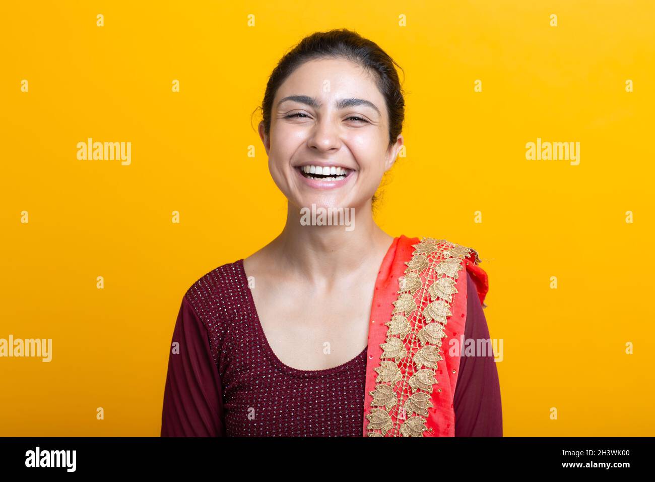 Ritratto di donna ridente indiana in sari Foto Stock
