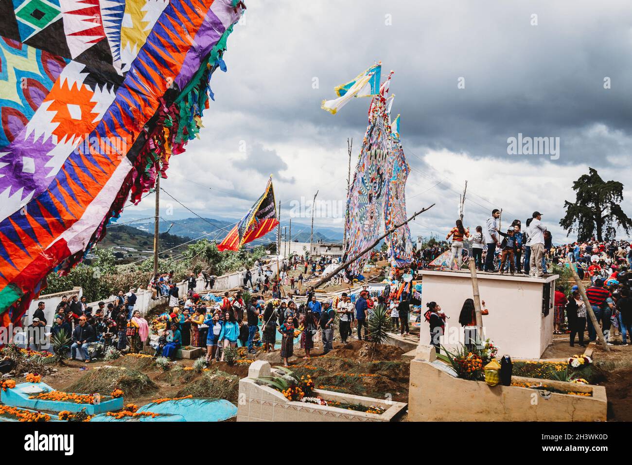 Festival gigante di aquiloni in un cimitero - famoso, giorno tradizionale della celebrazione dei morti a Santiago, Guatemala. Foto Stock