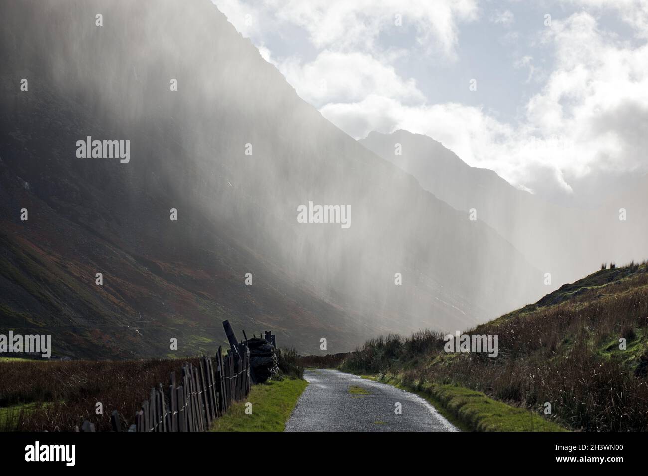 Qui è mostrato un pesante versamento in Nant Ffrancon (Ogwen Valley) in Snowdonia, Galles del Nord. Foto Stock