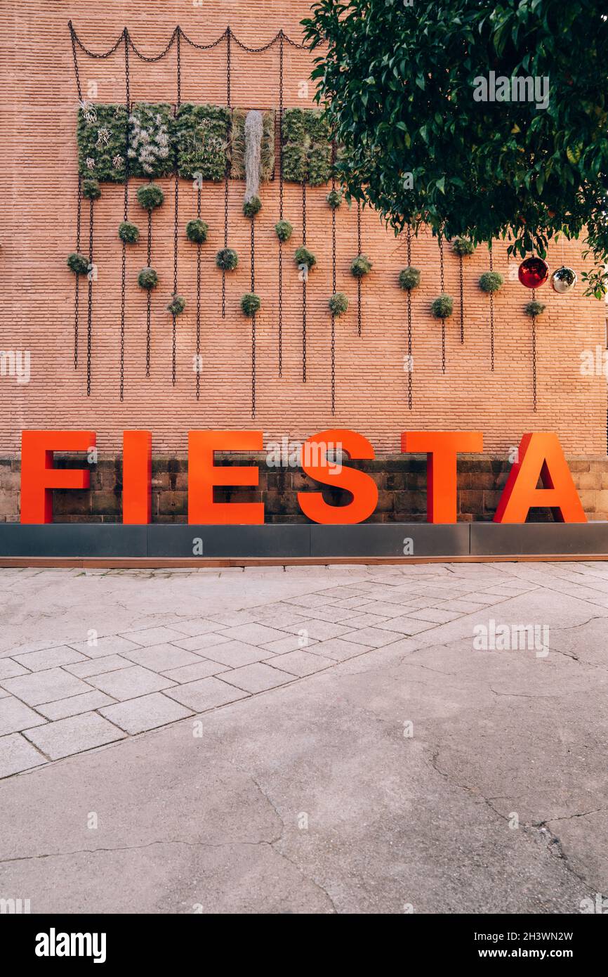 Barcellona, Spagna - 18 DICEMBRE 2019: ISCRIZIONE FIESTA in grandi lettere rosse sullo sfondo di un muro di mattoni Foto Stock