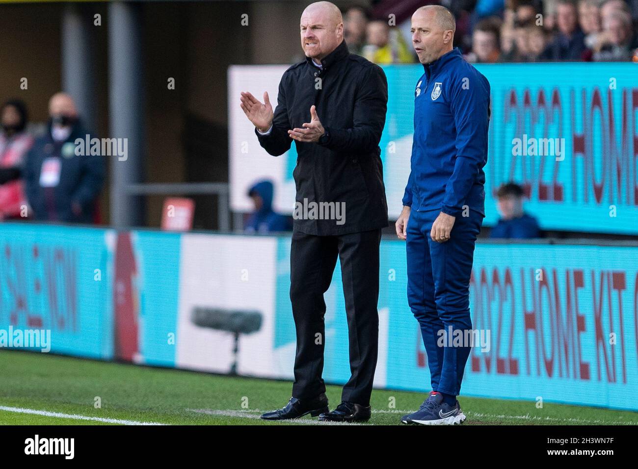 Burnley Manager Sean Dyche durante la partita della Premier League tra Burnley e Brentford a Turf Moor, Burnley, Inghilterra, il 30 ottobre 2021. Foto di Mike Morese. Solo per uso editoriale, licenza richiesta per uso commerciale. Nessun utilizzo nelle scommesse, nei giochi o nelle pubblicazioni di un singolo club/campionato/giocatore. Credit: UK Sports Pics Ltd/Alamy Live News Foto Stock