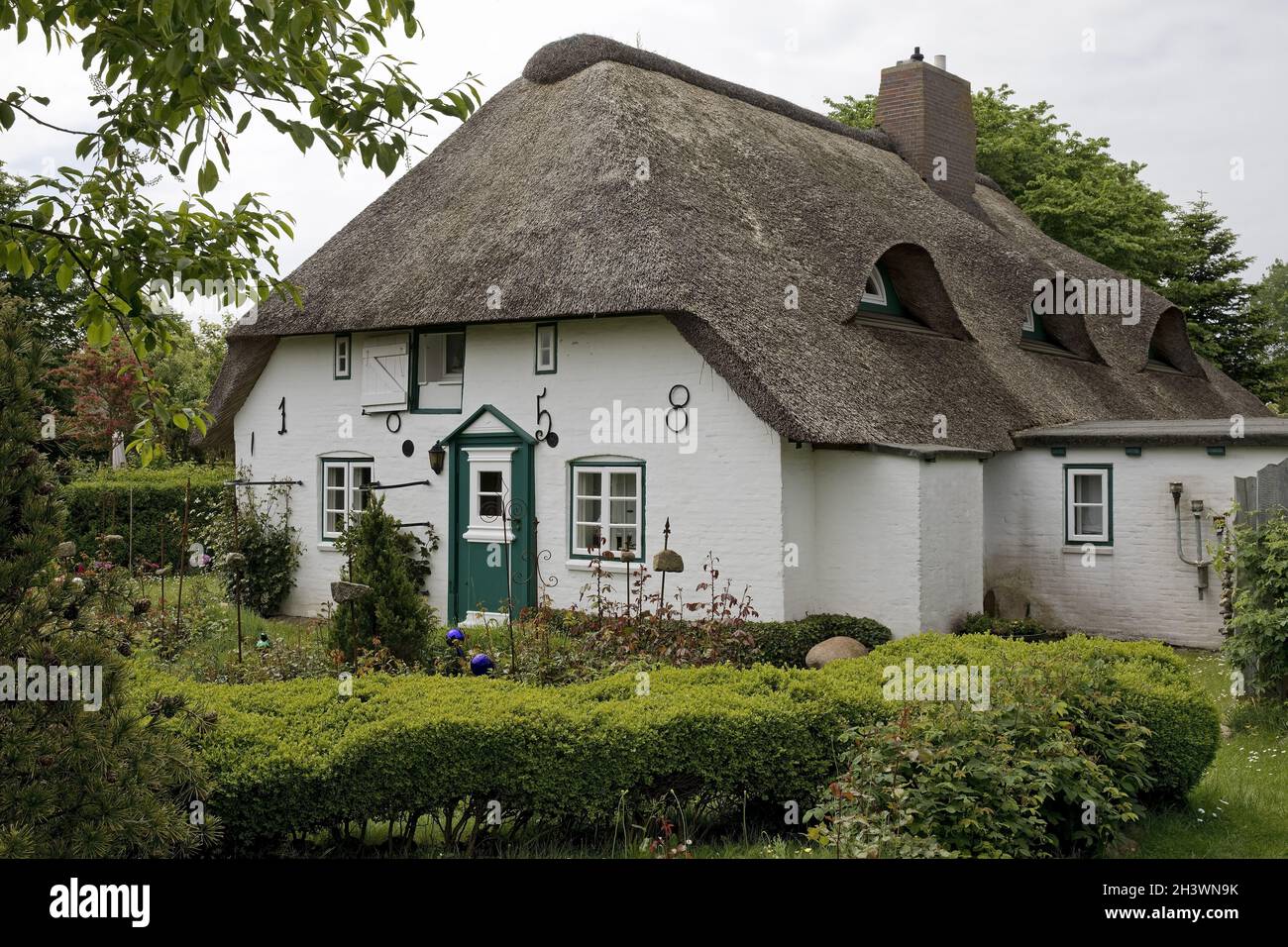 Casa con tetto in paglia, casa frisone, Nebel, isola di Amrum, Mare del Nord, Frisia settentrionale, Germania, Europa Foto Stock