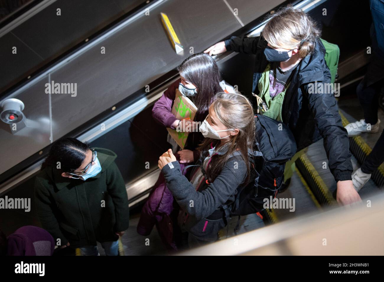 Glasgow, Scozia, Regno Unito. 30 Ott 2021. NELLA FOTO: L'attivista del clima Greta Thunbrug ha visto arrivare alla stazione centrale di Glasgow, in mezzo ad una frenesia dei media con gli ufficiali della polizia Scozia e il personale di sicurezza. Fuori dalla stazione è scoppiata una mischia mediatica con una folla di fotografi di stampa, giornalisti, giornalisti e membri del pubblico che cercano di dare un'occhiata. Credit: Colin Fisher/Alamy Live News Foto Stock