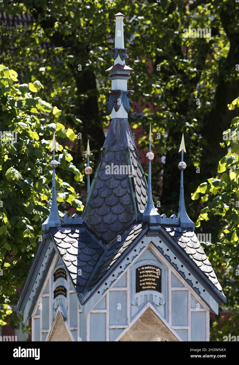 Storica fontana sulla piazza del mercato, Friedrichstadt, Frisia settentrionale, Germania, Europa Foto Stock