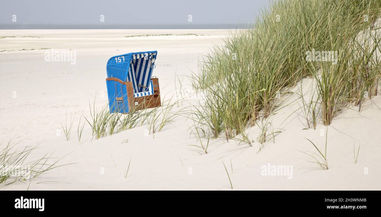 Sedia da spiaggia con dune sulla spiaggia, Norddorf, Isola di Amrum, Frisia settentrionale, Germania, Europa Foto Stock