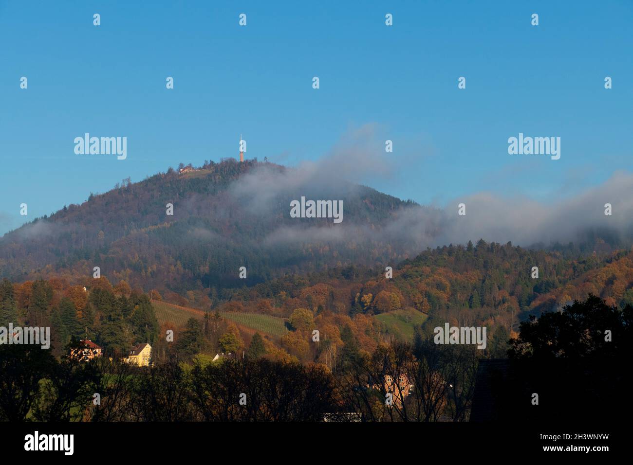 Der Berg Merkur mit Turm in Baden-Baden im Herbst Nebel Foto Stock