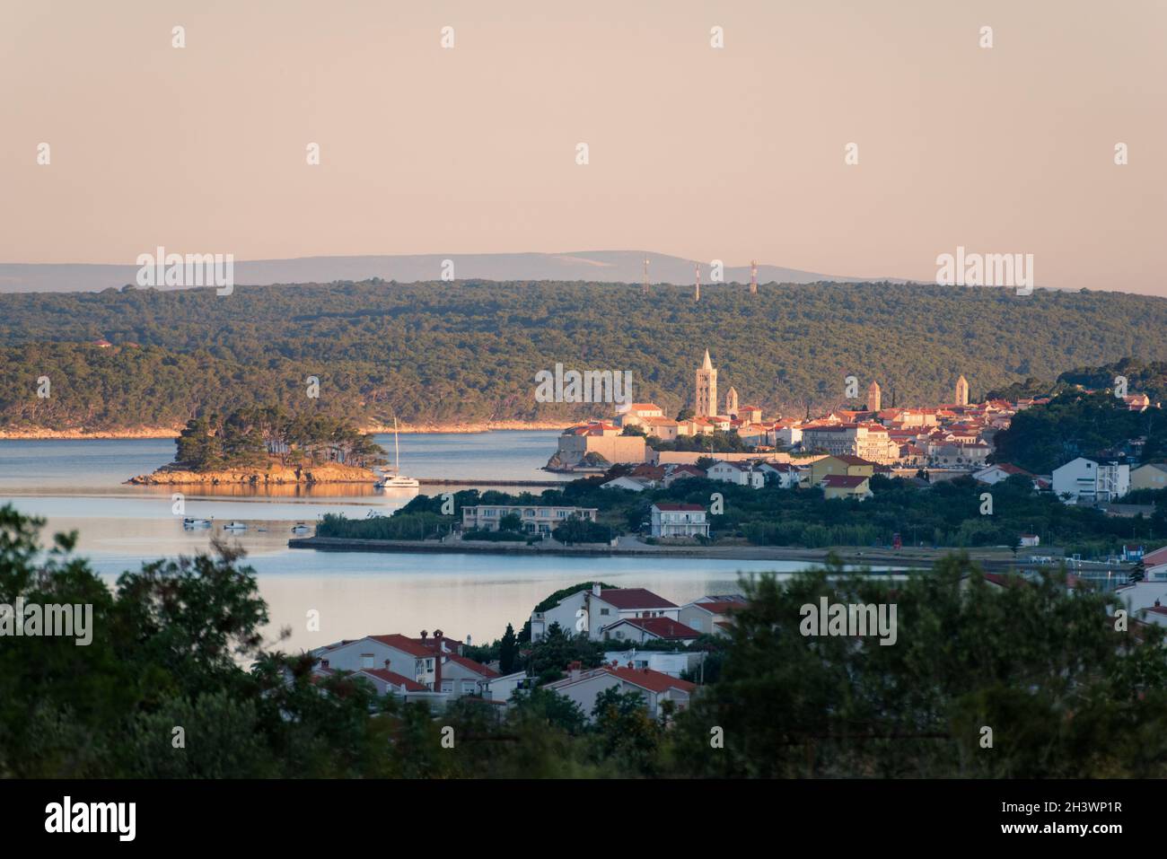 Rab è un'isola croata nel Mare Adriatico, città vecchia circondata da antiche mura. I 4 torri campanarie prominenti del townâ Foto Stock