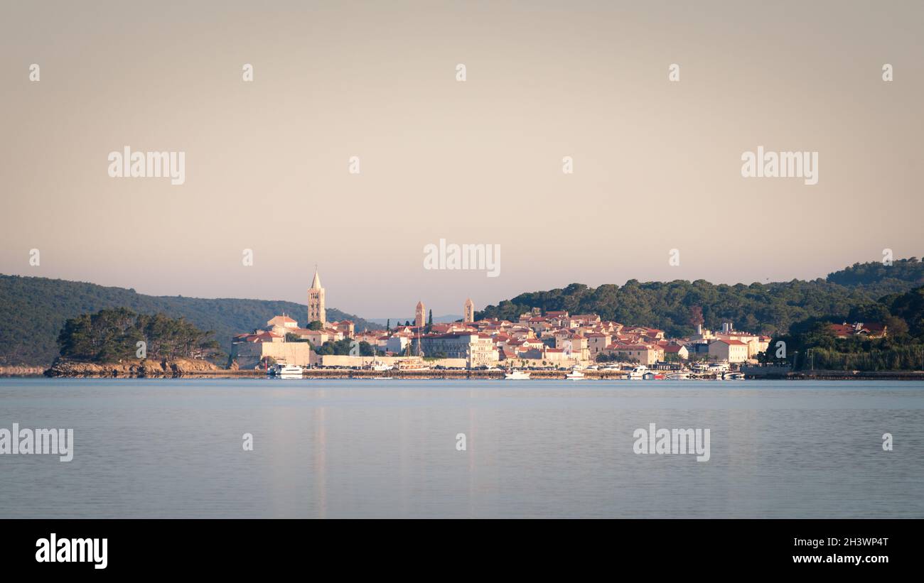 Rab è un'isola croata nel Mare Adriatico, città vecchia circondata da antiche mura. I 4 torri campanarie prominenti del townâ Foto Stock