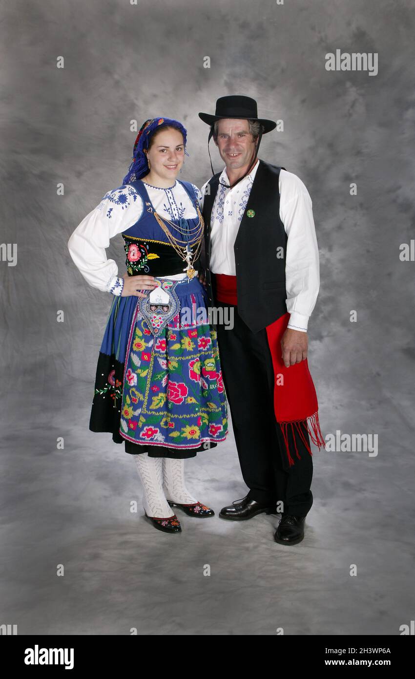 Ballerini folkloristici nel costume tradizionale della regione portoghese di Minho. Caponeses do Minho. Ritratti realizzati durante il Festival del 2004 a Newark, NJ, USA Foto Stock