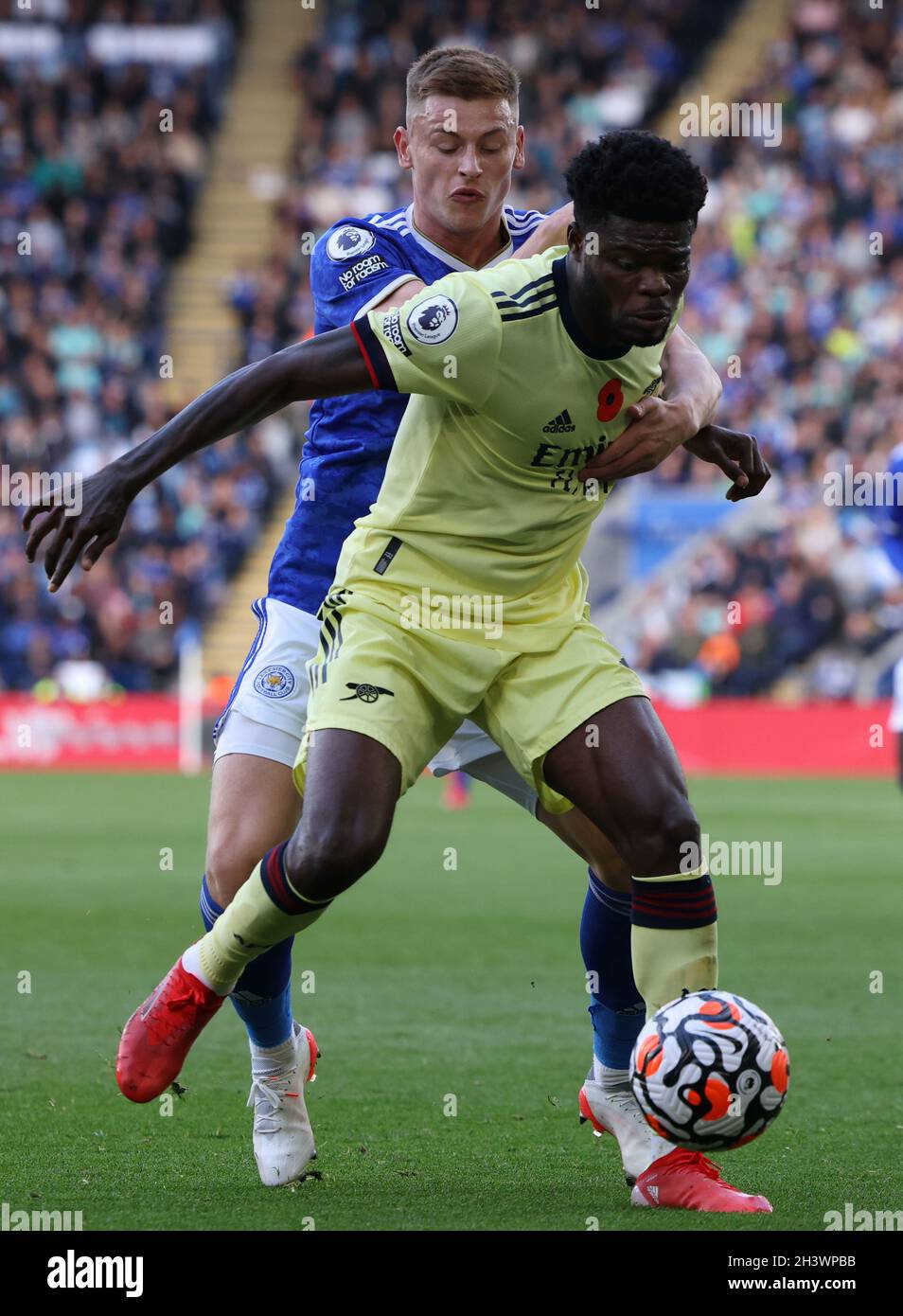 Leicester, Inghilterra, 30 ottobre 2021. Harvey Barnes of Leicester City sfida Thomas Partey of Arsenal durante la partita della Premier League al King Power Stadium di Leicester. Il credito dovrebbe essere: Darren Staples / Sportimage Foto Stock