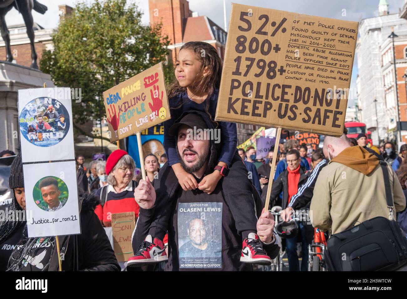 Londra, Regno Unito. 30 ottobre 2021. La processione annuale del ricordo della Campagna delle famiglie unite e degli amici (UFFC) si sposa lentamente in silenzio da Trafalgar Square a Downing St per un forte raduno con i relatori delle famiglie interessate che chiedono giustizia per i parenti uccisi dalla polizia e in detenzione penale, mentale e migratoria. Dicono "non c'è giustizia, non c'è pace”. Peter Marshall/Alamy Live News Foto Stock