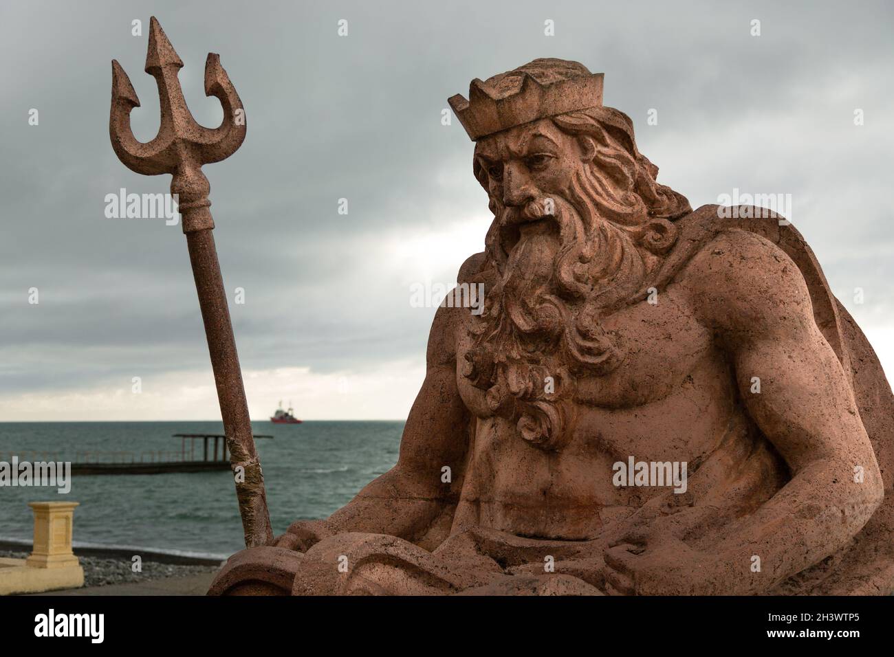 Scultura di Poseidone, dio dell'acqua e del mare, sulla riva del mare della città di Sochi. Il suo nome nella mitologia romana è Nettuno. Foto Stock