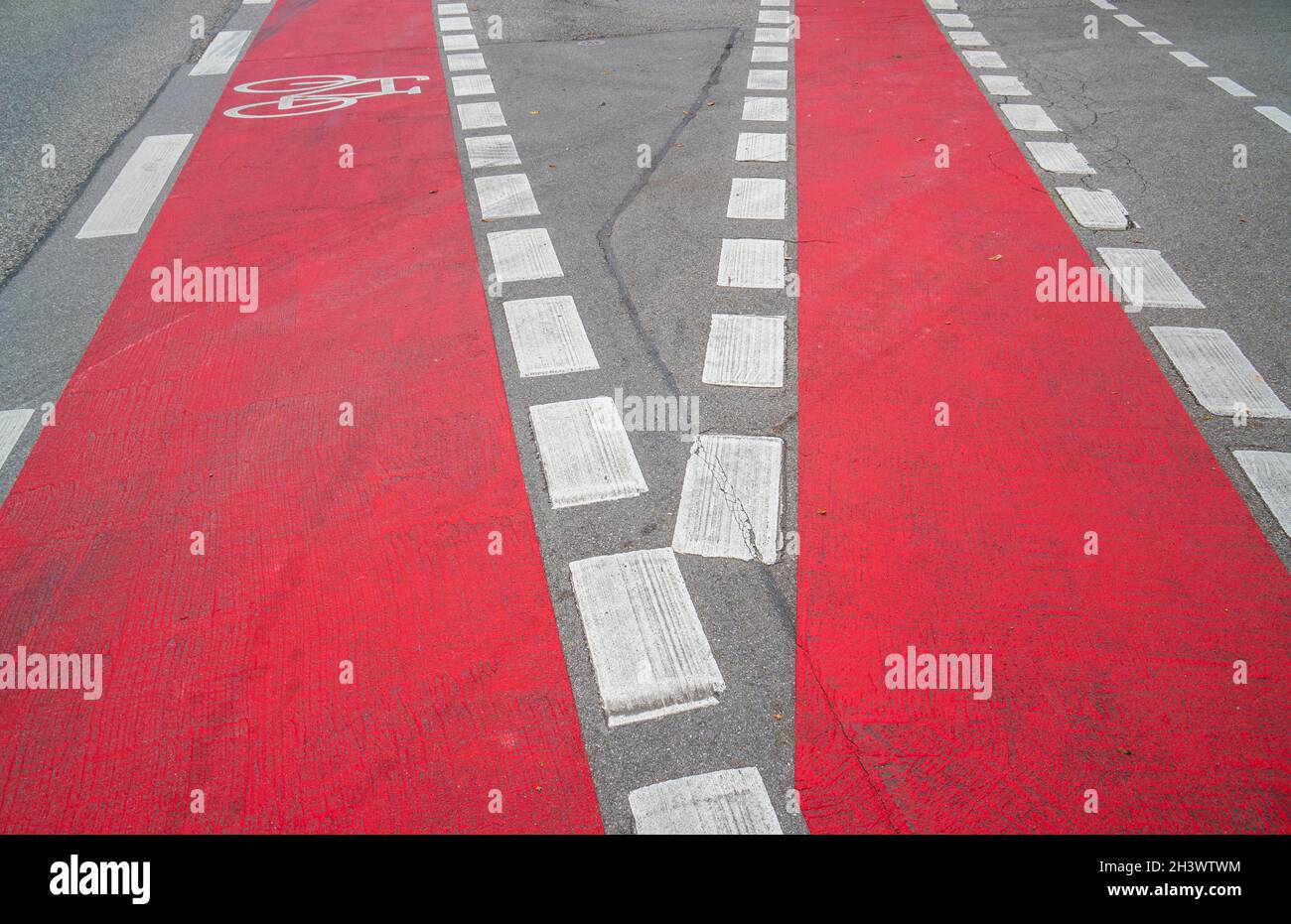 Radweg mit roter Markierung Foto Stock