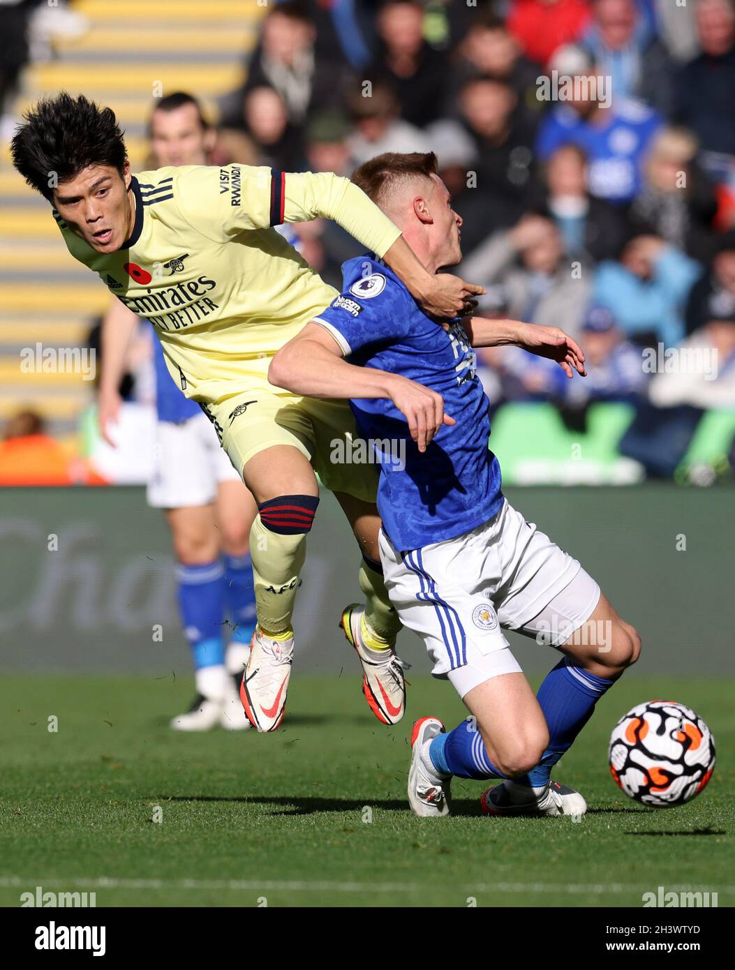 Leicester, Inghilterra, 30 ottobre 2021. Il Takehiro Tomiyasu dell'Arsenal sfida Harvey Barnes di Leicester City durante la partita della Premier League al King Power Stadium di Leicester. Il credito dovrebbe essere: Darren Staples / Sportimage Foto Stock