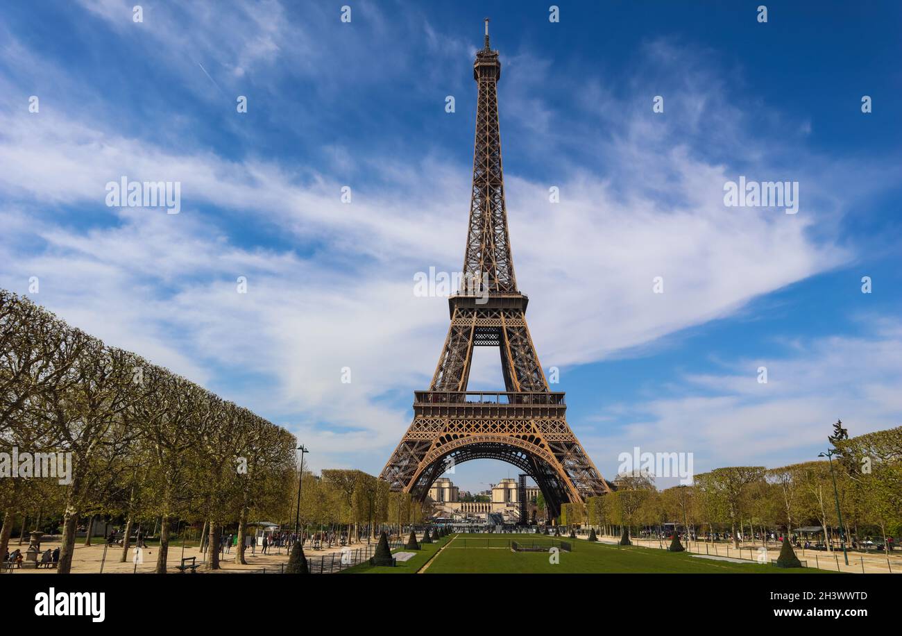 La Torre Eiffel a Parigi Francia contro il cielo blu con nuvole. Vista da un autobus turistico. Aprile 2019 Foto Stock