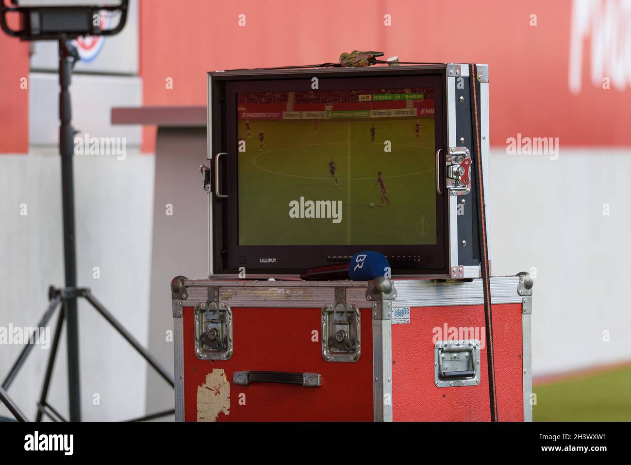 Monaco di Baviera, Germania. 30 Ott 2021. Monaco di Baviera, Germania, 30 ottobre 2021: Monitorare con il gioco acceso e il microfono Bayerischer Rundfunk durante la partita di Pokal Frauen DFB tra FC Bayern Monaco di Baviera e Eintracht Francoforte al campus FC Bayern, Germania. Sven Beyrich/SPP Credit: SPP Sport Press Photo. /Alamy Live News Foto Stock