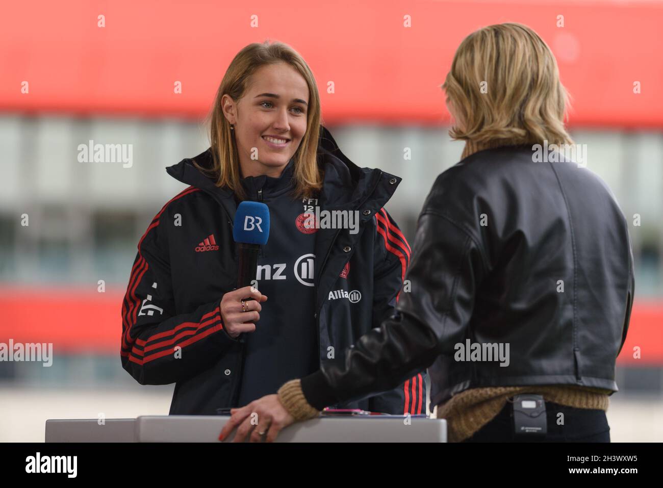 Monaco di Baviera, Germania. 30 Ott 2021. Monaco di Baviera, Germania, 30 ottobre 2021: Sydney Lohmann (12 FC Bayern Monaco di Baviera) parla con Bayerischer Rundfunk durante la metà della partita di Pokal Frauen DFB tra il FC Bayern Monaco di Baviera e l'Eintracht Francoforte al FC Bayern Campus, Germania. Sven Beyrich/SPP Credit: SPP Sport Press Photo. /Alamy Live News Foto Stock