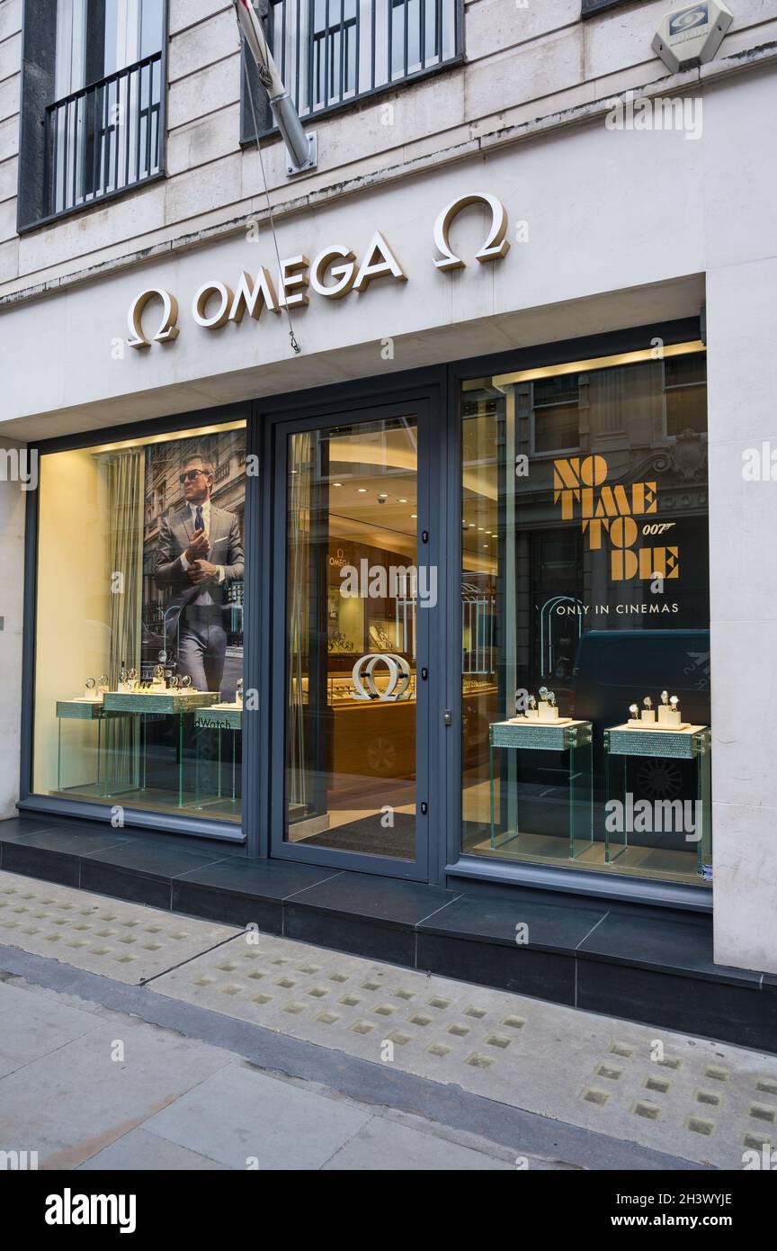 OMEGA Boutique, negozio che vende orologi di fascia alta proprio marchio.  Visualizzazione della finestra per il