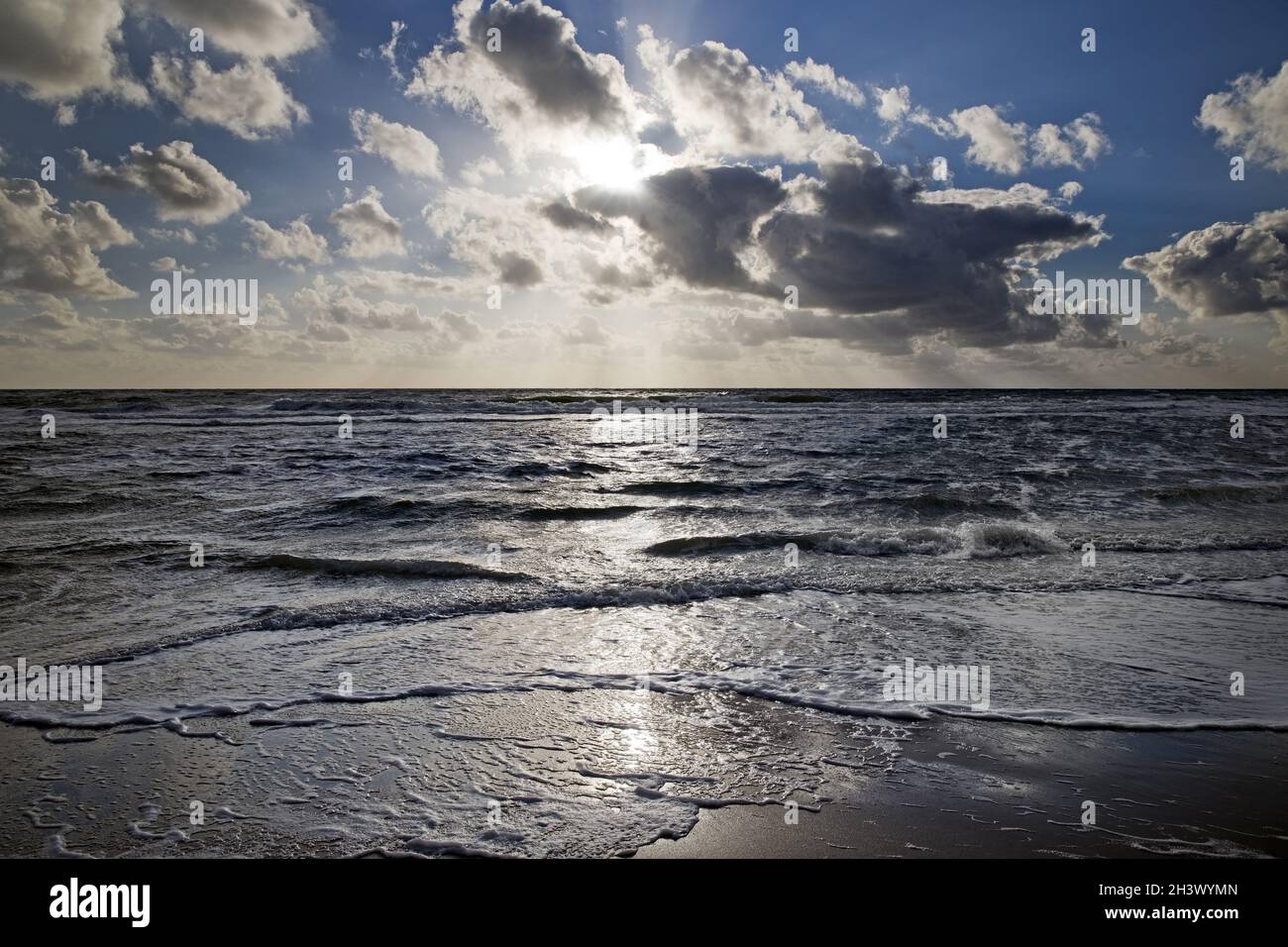 Mare del Nord in controluce, costa occidentale di Hoernum, Sylt, Schleswig-Holstein, Germania, Europa Foto Stock